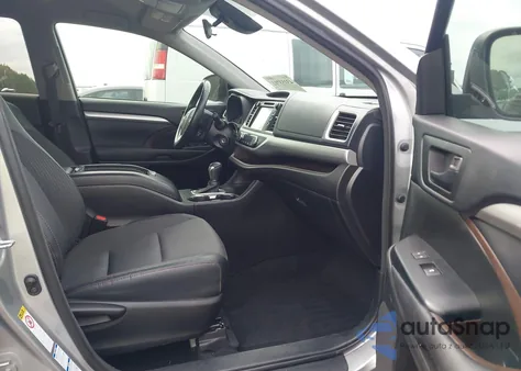 2017 Toyota Highlander Le Plus z USA, uszkodzony, nr VIN 5TDBZRFH3HS367760